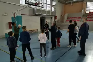Ο Βιεϊρίνια δίπλα στα παιδιά (φώτος)