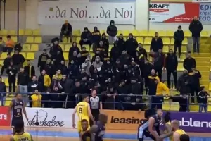 ΒΙΝΤΕΟ/Οι ΑΕΛίστες έκαναν "χαμό" στο κλειστό!