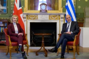 Η Βρετανίδα ΥΠΕΞ μπέρδεψε τον Νίκο Δένδια με τον Νίκο Βέρτη!