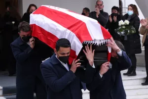Σκεπασμένο με τη σημαία του Ολυμπιακού το φέρετρο