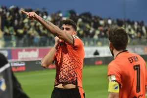 Φίλησε το σήμα στην φανέλα και αποθεώθηκε ο Καρώ! (φώτος)