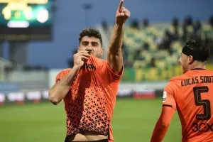 ΑΕΚ-ΑΠΟΕΛ: "Πορτοκαλί" απόδραση και φούλ για τίτλο με buzzer-beater Καρώ!  (φώτος)