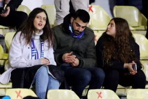 Φωτορεπορτάζ από τους οπαδούς Απόλλων και Ανόρθωσης