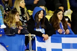 Φωτορεπορτάζ από τους οπαδούς Απόλλων και Ανόρθωσης
