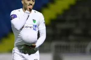 ΠΑΕΕΚ-Ολυμπιακός: Ξεφεύγει… με Μακρή! (φώτος)