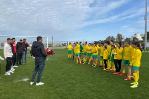 Καταλά και παίκτες πρόσφεραν λουλούδια στα κορίτσια της ΑΕΚ (φώτος)