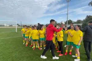 Καταλά και παίκτες πρόσφεραν λουλούδια στα κορίτσια της ΑΕΚ (φώτος)
