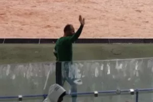 Αποθέωση και... οι φανέλες στην κερκίδα! (Φώτος/Βίντεο)