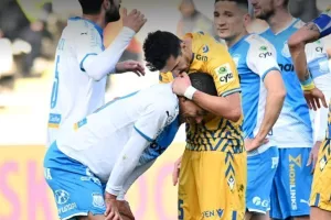 Η ΦΑΣΗ του ντέρμπι: Το φιλί του Πέδρο στο κεφάλι του Ντιγκινί!
