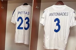 Με την φανέλα του Μάριου στα αποδυτήρια!