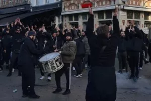 Συνθήματα οπαδών του ΠΑΟΚ στο κέντρο της Γάνδης (βίντεο)