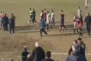 Όρμησαν σε διαιτητή εν ώρα αγώνα (βίντεο)