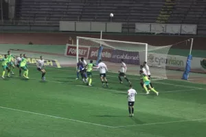 ΦΩΤΟΣ/Το 0-1 με καρφωτή κεφαλιά του Ρομό!