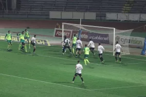 ΦΩΤΟΣ/Το 0-1 με καρφωτή κεφαλιά του Ρομό!