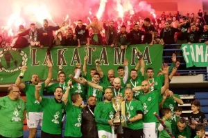 ΦΩΤΟΣ/Ομόνοια - Όλοι... με το τρόπαιο!