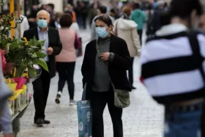 Ελλάδα: Τέλος οι μάσκες στους εξωτερικούς χώρους από σήμερα
