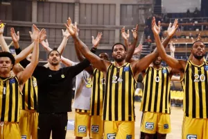 Οι δυσκολίες παραμονής των ξένων και ο ρόλος του Καστρίτη