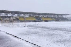 «Ντύθηκε» στα λευκά το γήπεδο της Καρδίτσας