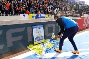 Λουλούδια και από τον Απόλλωνα, ο Χάμπος στο πέταλο (φώτος)