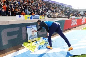 Λουλούδια και από τον Απόλλωνα, ο Χάμπος στο πέταλο (φώτος)