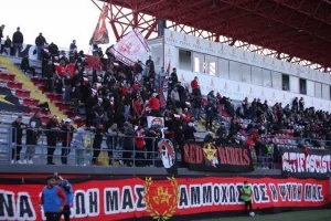 ΜΑΖΙΚΑ γήπεδο! 