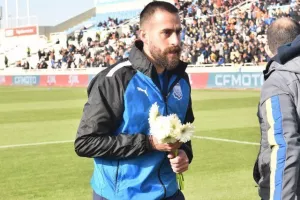 Λουλούδια και από τον Απόλλωνα, ο Χάμπος στο πέταλο (φώτος)