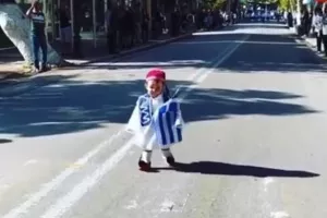 Ο ΑΠΙΘΑΝΟΣ μικρός Τσολιάς στην παρέλαση! (βίντεο)