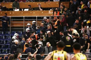 Άρης-ΠΑΟΚ: Ένταση στην κερκίδα και επέμβαση ΜΑΤ (φώτος)