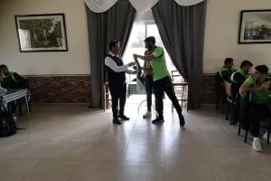 Δεξιώθηκε την αποστολή ο παλαίμαχος Χαραλάμπους! (φώτος)