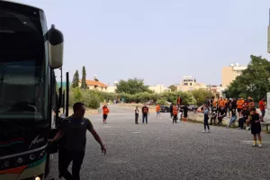 Έφθασε η αποστολή, την υποδέχθηκαν οι ΑΠΟΕΛίστες (βίντεο/φώτος)