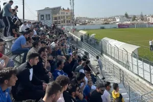Κατάμεστη η κερκίδα!