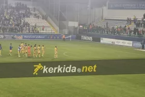 Παίκτες ΑΠΟΕΛ/ΚΙΝΗΣΗ στο τέλος (φώτος)