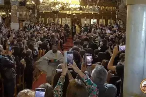 (ΒΙΝΤΕΟ) Πρώτη Ανάσταση στο Παραλίμνι- Ντύθηκε... Γιουσέιν Μπολτ ο πάτερ Ηράκλης!