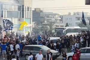 Πάρτι οι "φυγάδες" - Χαμός στην άφιξη της αποστολής (βίντεο)