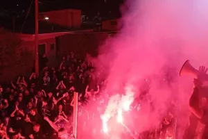 (ΦΩΤΟΣ/ΒΙΝΤΕΟ) Πάρτι... έξω από το "ΠΑΠ"