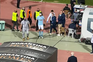 Αποχώρησε με μπανταρισμένο το κεφάλι ο Κβίντα 