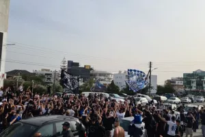 Πάρτι οι "φυγάδες" - Χαμός στην άφιξη της αποστολής (βίντεο)