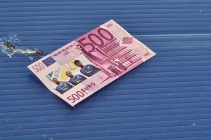 Πέταξαν 500ευρα/Ανορθωσιάτες
