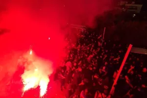 ΑΝΟ/Πάρτι έξω από την ανατολική (βίντεο/φώτος)