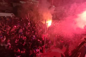ΑΝΟ/Πάρτι έξω από την ανατολική (βίντεο/φώτος)