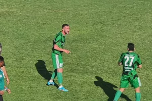 ΦΩΤΟΣ/Σκληρό μαρκάρισμα, νεύρα με αντιπάλους-συμπαίκτες και... αποβολή!