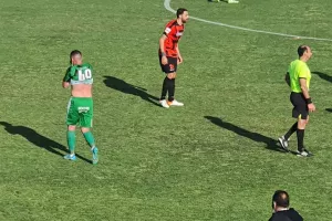 ΦΩΤΟΣ/Σκληρό μαρκάρισμα, νεύρα με αντιπάλους-συμπαίκτες και... αποβολή!
