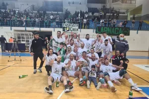 (ΒΙΝΤΕΟ/ΦΩΤΟΣ) Η απονομή στην Ομόνοια και... πάρτι για το treble!
