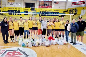 ΑΕΛ: Παρέδωσαν τρόφιμα στην "Κίτρινη Γραμμή"