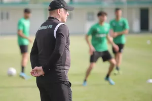 ΦΩΤΟΣ/Ο Λένον προπόνησε την Κ19!