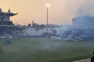 Με καπνογόνα υποδέχτηκε τους παίκτες η Θύρα 1 (φώτος)