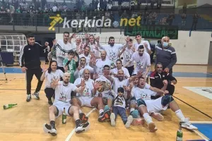 (ΒΙΝΤΕΟ/ΦΩΤΟΣ) Η απονομή στην Ομόνοια και... πάρτι για το treble!