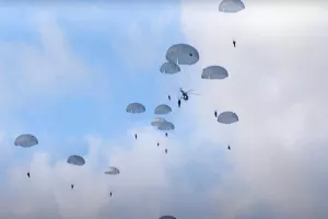 Εξέπνευσε το τελεσίγραφο του Πούτιν - Ρώσοι αλεξιπτωτιστές εισβάλουν στη Μαριούπολη