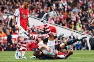 Είχε και... wrestling το ντέρμπι!!! 