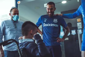 Η ξεχωριστή μέρα του Μιχάλη μαζί με τους παίκτες του Απόλλωνα! (φώτος)